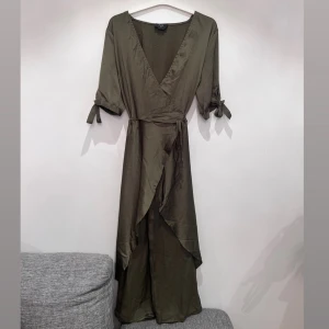 Omlottklänning  - Snygg omlottklänning  Storlek 16 men passar från M