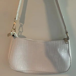 Vit snake axelväska - Svinsnygg vit axelväska i orm mönster  20kr +frakt