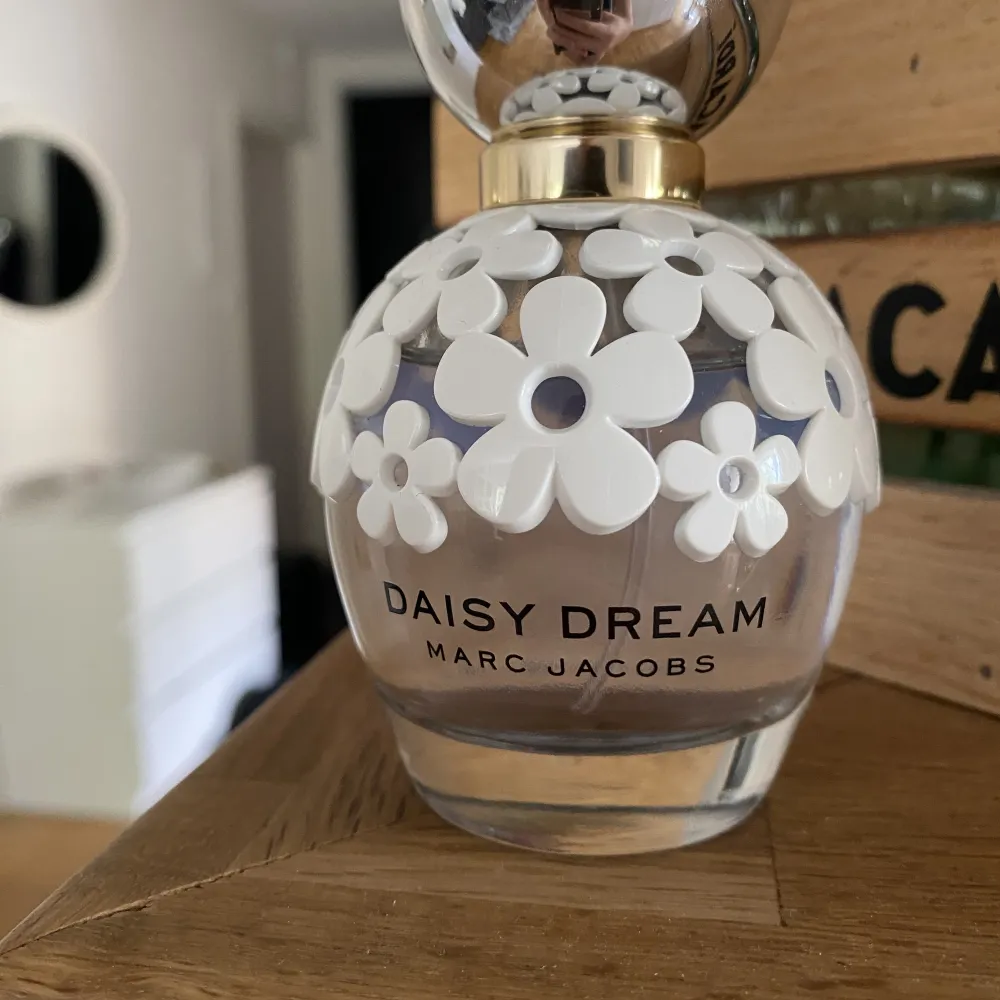 Säljer en Daisy dream parfym 50 ml. Använd kanske 4 gånger bara. Säljer för att jag har andra jag hellre använder. Nypris 700 . Övrigt.