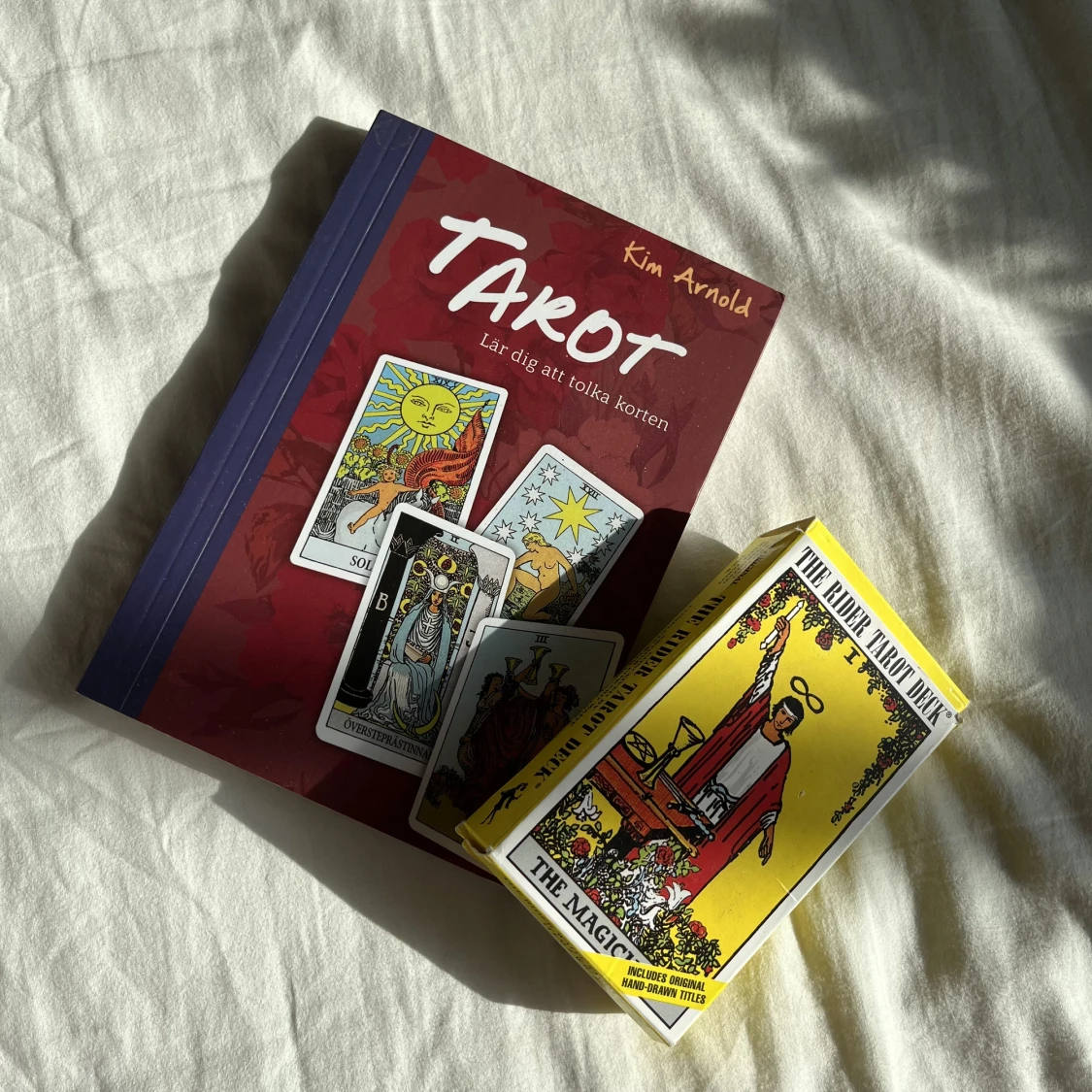 Tarotkort + bok för att tyda