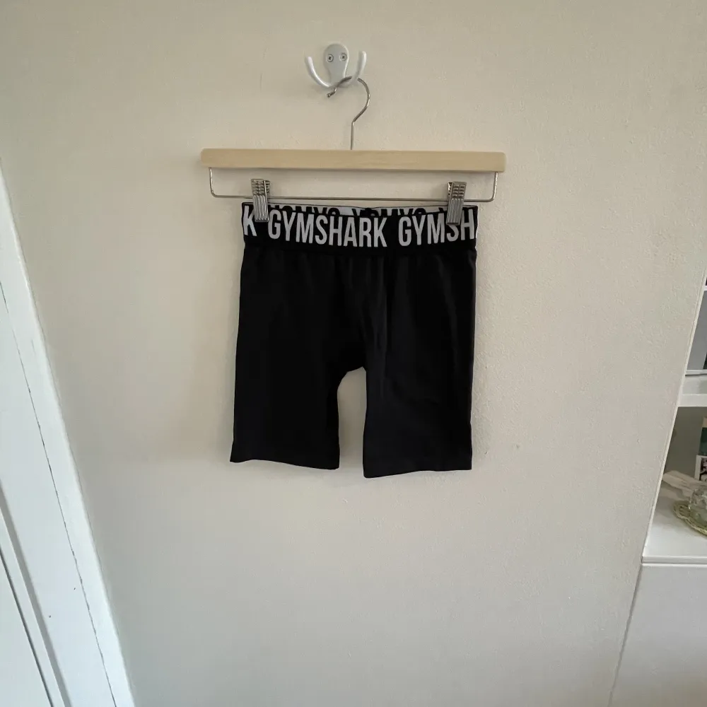 Träningsshorts från gymshark i storlek xs! Köpte från Sellpy i nytt skick men har inte kommit till användning.. Shorts.