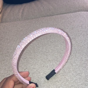 Rosa diadm💖 - Säljer ett jätte fint diadm som tyvärr inte passar mitt huvud me mitt hår☺️ inga skador o är helt ny❤️