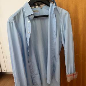 Tjabba  Säljer min sjukt snygga burberry skjorta i  Storlek M Skick 9,5/10 (inga defekter)  Köpt för 4500kr och säljs för 1150kr  Kvitto finns, kan självklart frakta mot bekostnad.  mvh Hannes