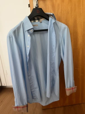 Burberry skjorta - Tjabba  Säljer min sjukt snygga burberry skjorta i  Storlek M Skick 9,5/10 (inga defekter)  Köpt för 4500kr och säljs för 1150kr  Kvitto finns, kan självklart frakta mot bekostnad.  mvh Hannes