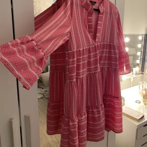 Klänning - Så fin och sommrigklänning. Aldrig använd och köpt för några veckor sen. 