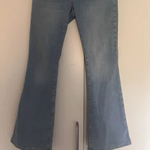 lågmidjade jenas - blåa fina lågmidjade jeans från gina använda ett få tal gånger