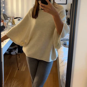 stickad tröja från zara  - super skön stickad tröja från zara, pösig i modellen med stora ärmar i stolek s 