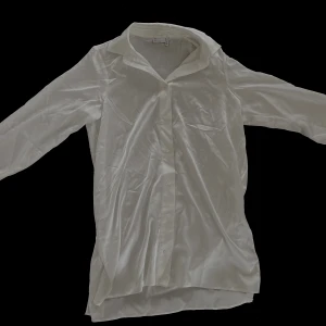 Siden skjorta - I längre variant perfekt som en detalj till klänningen eller att bära ensam. Går även på grund av det sköna materialet att använda som nattlinne om det önskas. Endast använd en gång men mindre fläckar i nacken uppstod