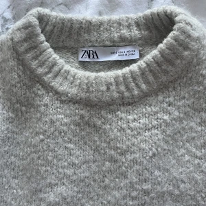 Stickad trjöa - En grå stickad tröja från zara som är i bra skick! Färgen visas bäst på första bilden🙌🏼