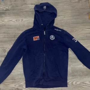 Sail Racing zip hoodie - Asskön och unik Sailracing zip hoodie. Storlek M och väldigt TTS. Förutom en liten skada på armen är den i superfint skick! Bild på skadan kan skickas privat, även fler bilder om så önskas!
