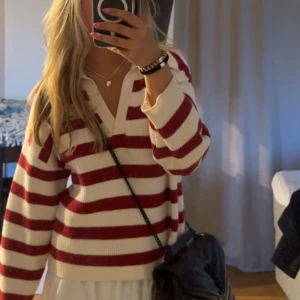 Supersnygg tröja från mango  - Säljer denna här super snygga tröjan från mango i storlek xs💕 köpt från mango för 500 kr förra året och är knappt använd🙌