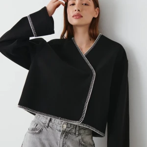 Jacka Gina Tricot  - Helt slutsåld jacka från Gina Tricot i storlek M. Helt ny med lappar kvar 🌸