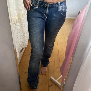 Soxcs jeans  - Coola jeans med vita detaljer
