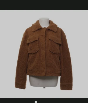 Höstjacka  - 🤎säljer min bruna fluffiga jacka från gina tricot som är i nyskick🤎 Har knappar på insidan och fickor både uppe och nere !!  Svarar snabbt vid frågor!🫶🏼