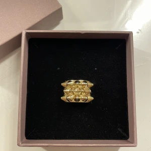 Edblad ring - Säljer nu min guldiga edbladsring pga jag ej använder guld smycken. Fick den för ett halvår sedan och endast använt ett fåtal gånger. Ser ut som helt ny. Har endast några repor där bak som ej syns när man bär den. Gratis frakt. Pris kan diskuteras💞💞