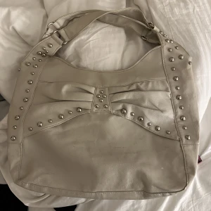 Väska - Så najs väska med typ nitar på, rymlig och perfekt nu till skolan!!🩷🩷