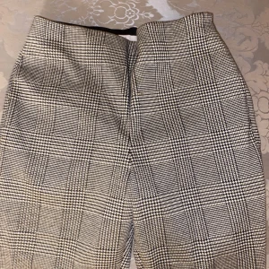 Rutiga kostymbyxor  - Korta kostymbyxor från HM. Pris diskuterbart👍