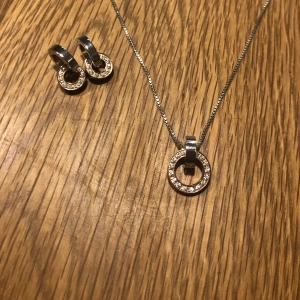 Edblad kit - Säljer allt för 500, har aldrig på mig, örhängena tror jag kosta runt 400 och halsbandet samma, jag står inte för frakt! Och lådan ingår inte av anledning av att jag har en ring i den lådan ist 😊