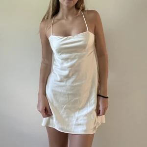 Klänning - Super söt klänning med snörning i ryggen från zara. Mycket sparsamt använd, bra skick. Om fler är intresserade blir det budgivning. *frakt tillkommer*