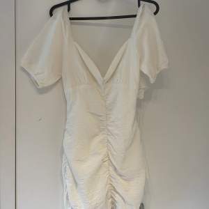 Säljer min vita klänning med knyte i ryggen som endast är använd ett tillfälle tyvärr💞nypris 800kr, mitt pris 300kr