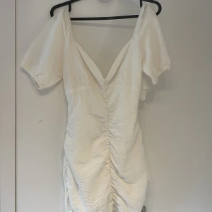Vit klänning - Säljer min vita klänning med knyte i ryggen som endast är använd ett tillfälle tyvärr💞nypris 800kr, mitt pris 300kr