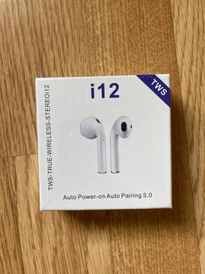 Nya trådlösa hörlurar!  - Helt nya trådlösa hörlurar, plasten kvar. Kopplas upp med bluetooth  ☺️  Säljes pga har andra hörlurar redan