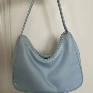 Säljer min blå handväska pågrund av att den inte använts. Den är i mycket bra skick och passar till de mesta! 😊