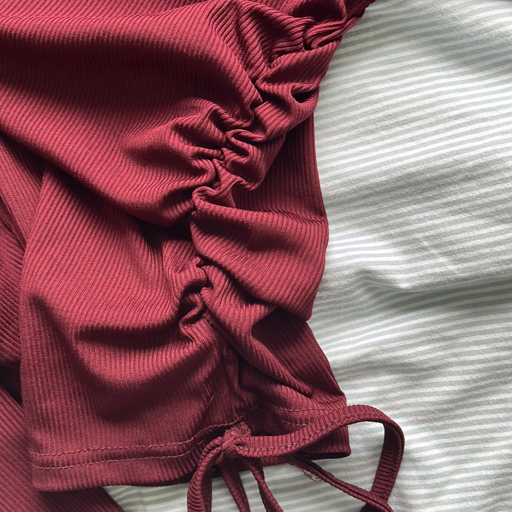 Vinröd långärmad tight tröja från shein, aldrig använd och knytningen på sidan är fake💕. Toppar.