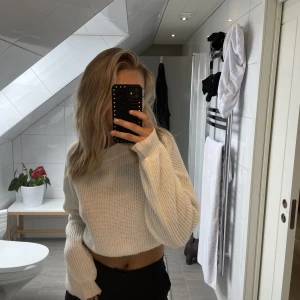 Croppad stickad tröja - en vit stickad tröja som är croppad från shein! Väldigt skönt material och liiiiite genomskilning men får ingen användning för den!