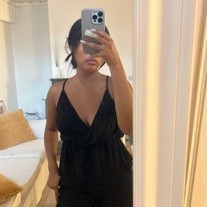 Linne från gina - Gulligt linne från Gina med volang. Storlek Xs, frakt tillkommer