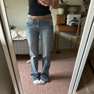 Lågmidjade jeans  - Lågmidjade jeans i storlek M köpta second hand. Vet inte märke för det står ej. 