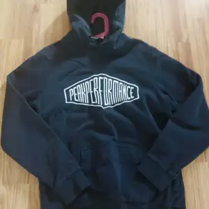 Säljer en Peak Performance hoodie i storlek small (herrstorlek) Skicket är väl använt men går att fixa upp väldigt enkelt. Den passar bra till hösten/sensommarna.Vid minsta fråga kom dm💯 Priset är inte hugget i sten men skambud ignoreras👍 Mvh Sthlm-Resell