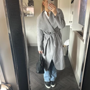 Höstjacka - Lång grå kappa ifrån zara. 