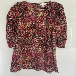 Blommig blus  - Super söt blommig blus ifrån HM🥰