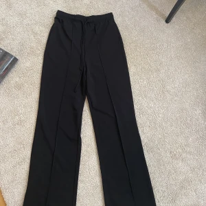 Byxor från bikbok  - Kostym byxor från bikbok som inte kommer till användning längre