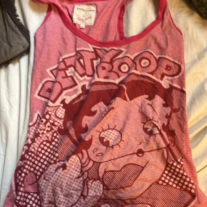 Betty boop - Säljer ett betty boop linne från betty boop i storlek s den är i bra material och inga fläckar 