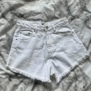 Vita shorts från Gina tricot. Säljer för att de var lite för små för mig!🤗Använda: 2 gånger. Storlek :32 Original pris: 279kr Säljs för 200kr spara 79kr. FRI FRAKT