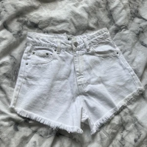 Shorts - Vita shorts från Gina tricot. Säljer för att de var lite för små för mig!🤗Använda: 2 gånger. Storlek :32 Original pris: 279kr Säljs för 200kr spara 79kr. FRI FRAKT