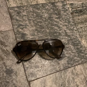 Ray-Ban - Jag säljer dessa sjukt snygga solglasögon för ett riktigt bra pris, inga som helst problem eller skador med/på glasögonen 
