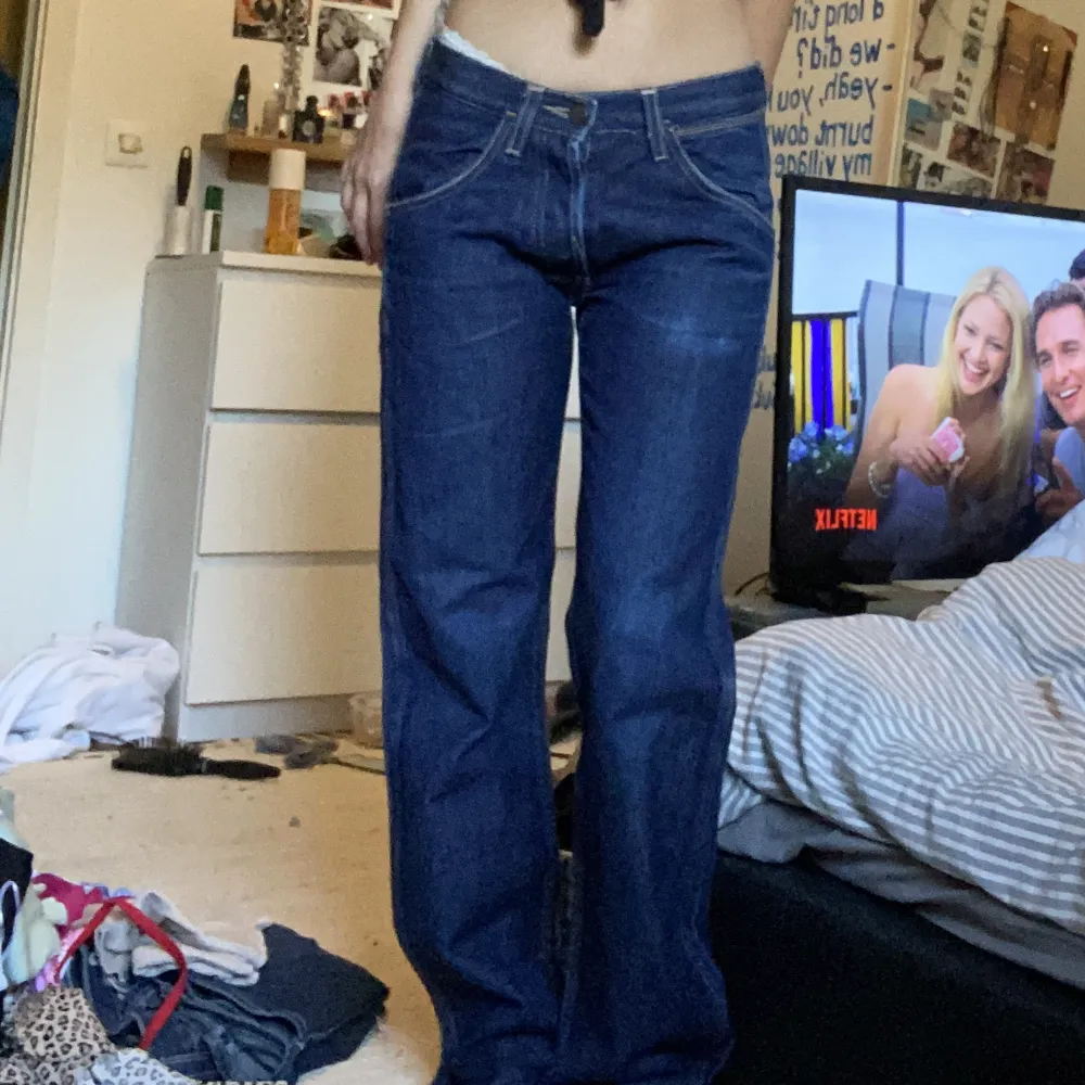 Wrangler jeans med rätt vida/raka ben. Köpta second hand från killavdelning.. Jeans & Byxor.