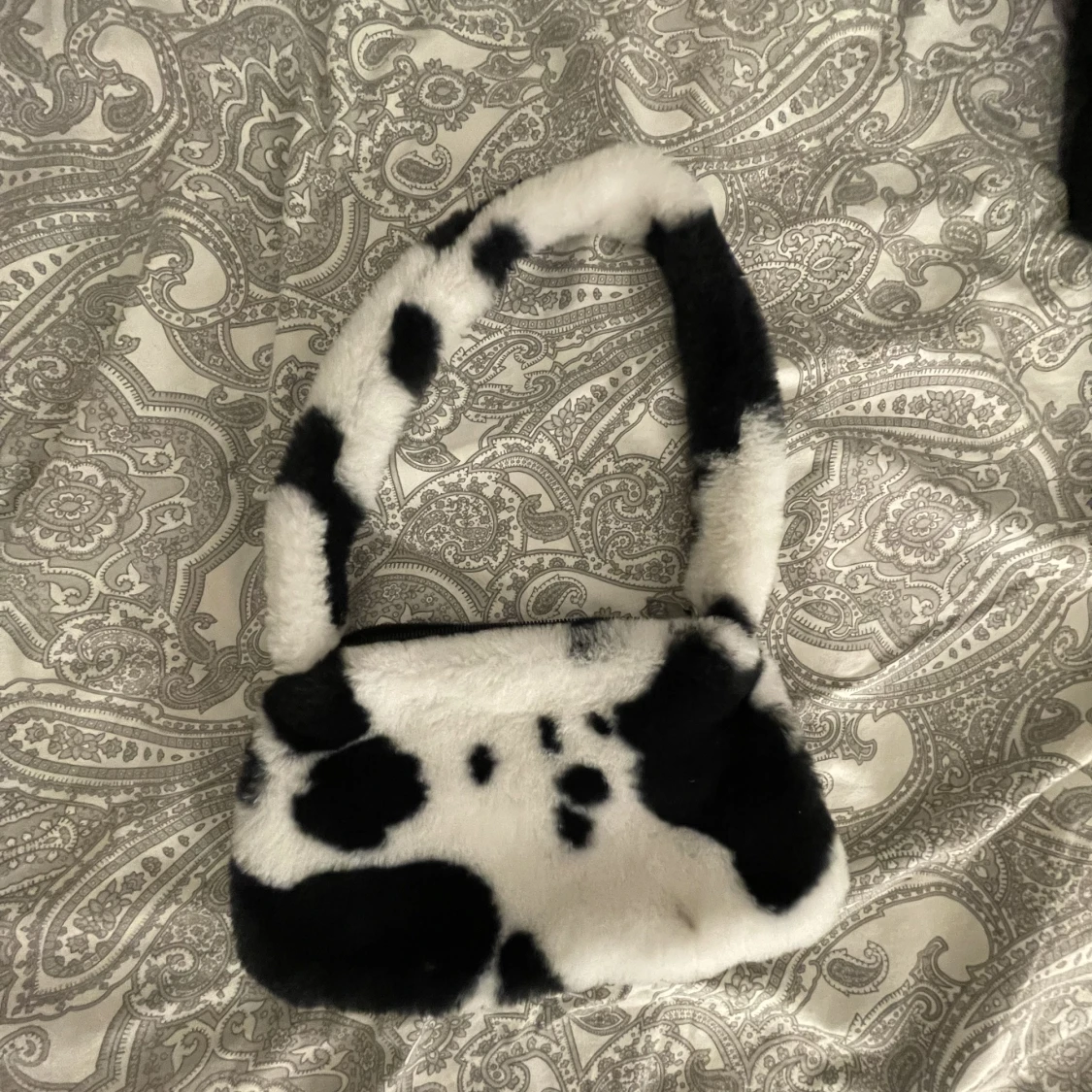 En komönstrad axelväska🐮 - 90