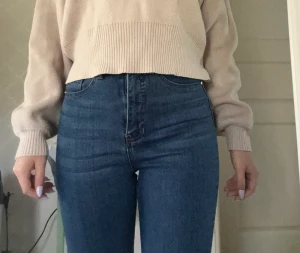 Blåa ankeljeans - Använd fåtal gånger, fint skick. Ankellängd och sköna!