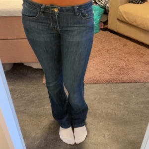 jätte snygga jeans  - midjemåttet 35cm innerbenlängd 75cm