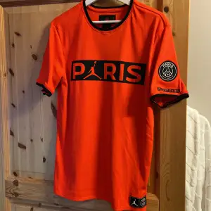PSG tröja i storlek M. Nyskick och knappt använd. Tröjan har inga märken eller hål. Färgen är röd orange. 