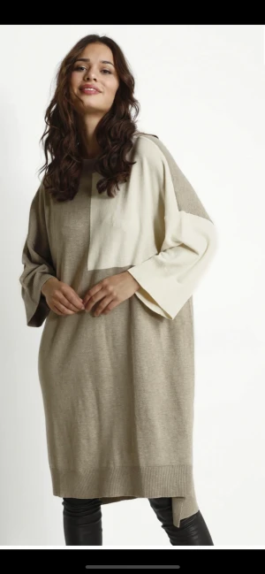 Klänning stickat M/L ny med prislappen kvar  - Oanvänd 