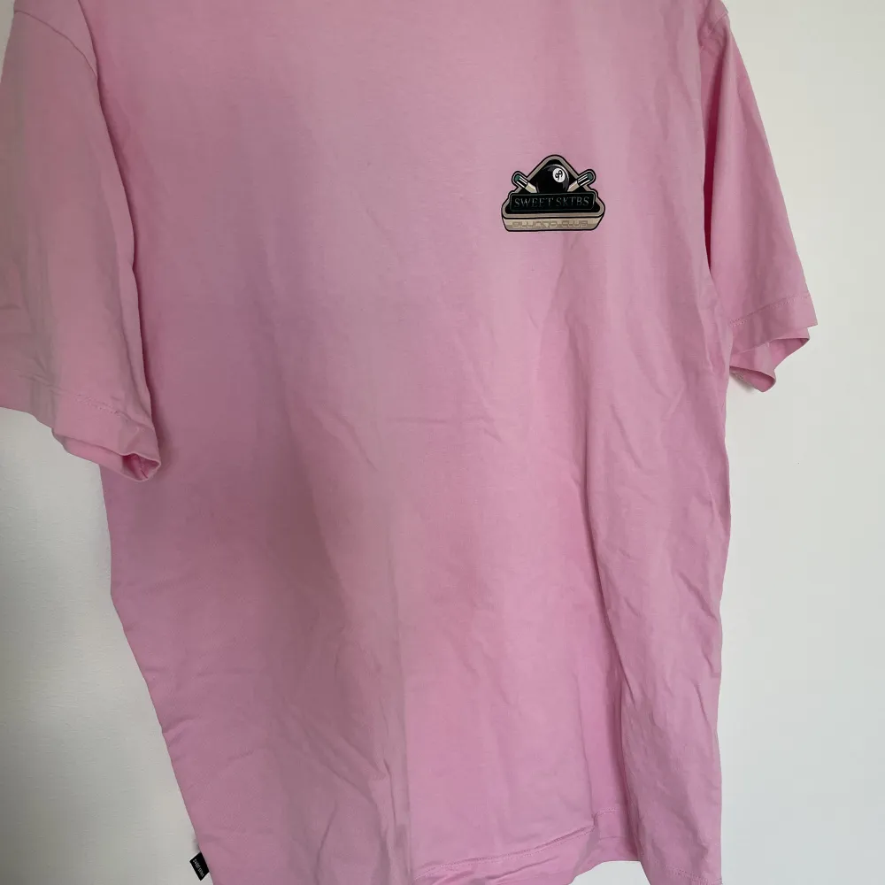 Streetwear tröja i fin rosa i storlek S. Oversize och använt några gånger! Väldigt snygg. T-shirts.