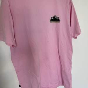 Streetwear tröja i fin rosa i storlek S. Oversize och använt några gånger! Väldigt snygg