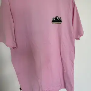 Streetwear tröja i fin rosa i storlek S. Oversize och använt några gånger! Väldigt snygg