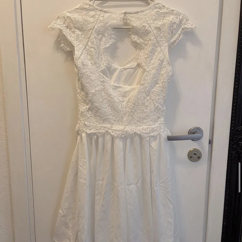 Säljer denna fina klänningen. Den är endast testad.  Nypris: 599kr Strl: 32. Klänningar.
