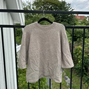 Populär stickad - Säljer min fina tröja från &other stories! Såå fin och den är i superbra skick. Säljer vid bra bud, köp direkt för 750🥰pruta inte för har många intresserade